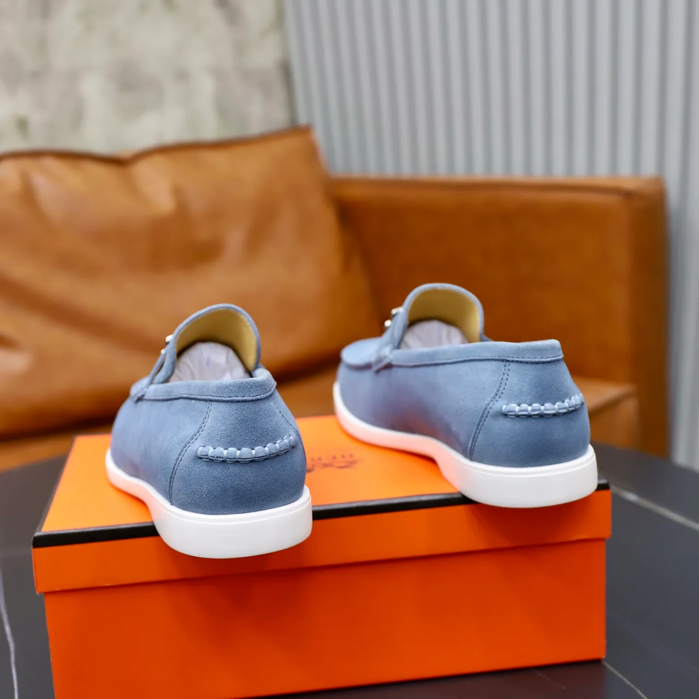 Ex-factory price: 540💰Hermès/Hermès slip-on men's shoes. This shoe is made of imported cow suede leather, with simple and smooth lines, and a 3CM rubber foam ultra-light sole combined with aerodynamic design! Youthful and fashionable, H button decoration, contrasting leather embellishment on the heel, calf lining to gently wrap your feet, with embossed logo cowhide feet, leather rock strips, casual and urban style, highlighting youthful vitality, sports and leisure version, super versatile Size number: 38-39-40-41-42-43-44 Standard leather shoe size (45 can be customized but does not support returns)